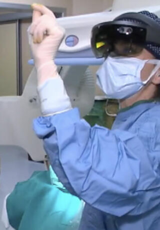 Dott.ssa Ierardi occhiali radiologia interventistica Dott.ssa Ierardi con occhiali di ultima generazione durante un intervento di radiologia interventistica in sala operatoria